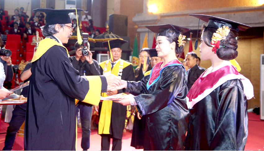 Wisuda Mahasiswa STAHN Mpu Kuturan Cetak Generasi Bijaksana dan Inovatif