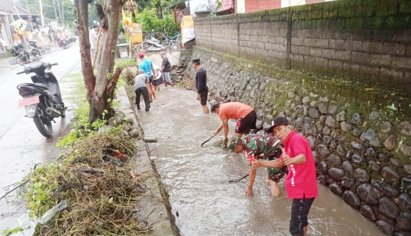 www.nusabali.com-antisipasi-banjir-babinsa-bantu-pembersihan-saluran-irigasi