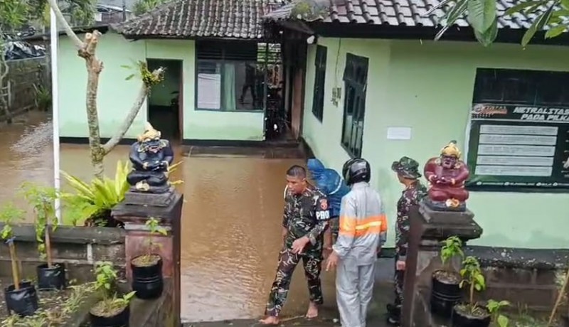 www.nusabali.com-banjir-rendam-rumah-warga-dan-koramil