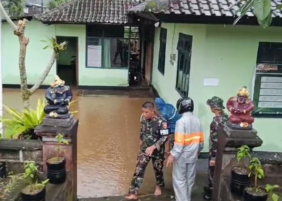 Nusabali.com - banjir-rendam-rumah-warga-dan-koramil