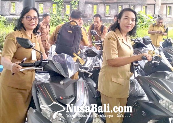 Nusabali.com - 22-pengawas-terima-fasilitas-sepeda-motor