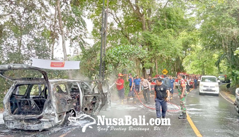 www.nusabali.com-mobil-terbakar-penumpang-selamat