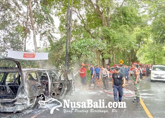 Nusabali.com - mobil-terbakar-penumpang-selamat