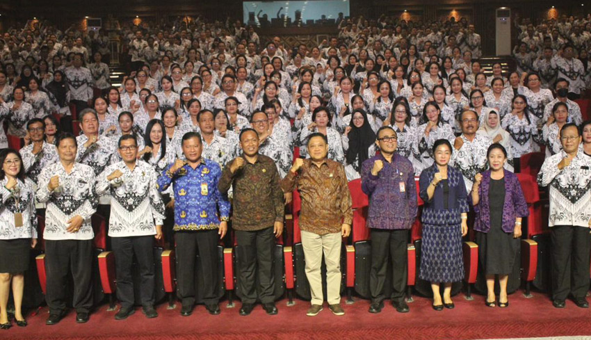 Hadiri HUT Ke–79 PGRI dan HGN, Walikota Ajak Guru Terus Berinovasi