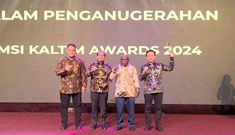 www.nusabali.com-menteri-ham-terima-penghargaan-tokoh-demokratis