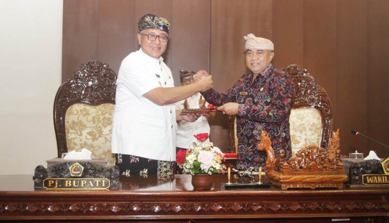 www.nusabali.com-pemkab-gianyar-dan-dprd-tetapkan-4-raperda-menjadi-perda