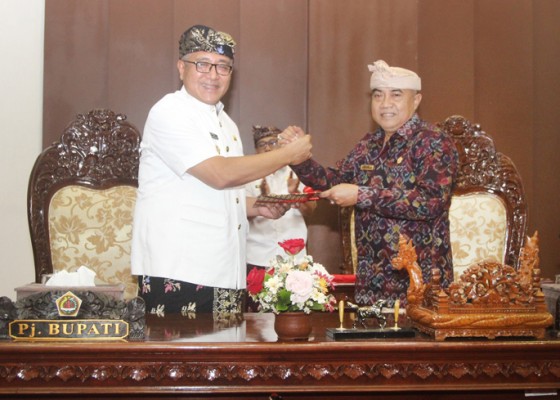 Nusabali.com - pemkab-gianyar-dan-dprd-tetapkan-4-raperda-menjadi-perda