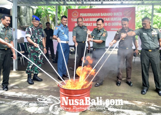 Nusabali.com - oditurat-militer-iii-3-denpasar-musnahkan-barang-bukti-lima-perkara