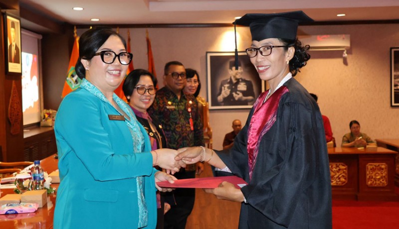 www.nusabali.com-ny-rai-wahyuni-sanjaya-wisuda-kader-bkb-tegaskan-fokus-cegah-stunting