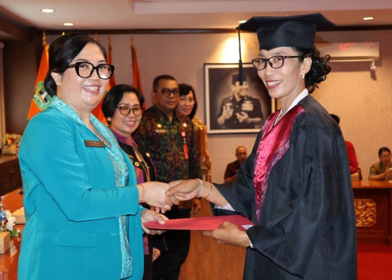 Nusabali.com - ny-rai-wahyuni-sanjaya-wisuda-kader-bkb-tegaskan-fokus-cegah-stunting