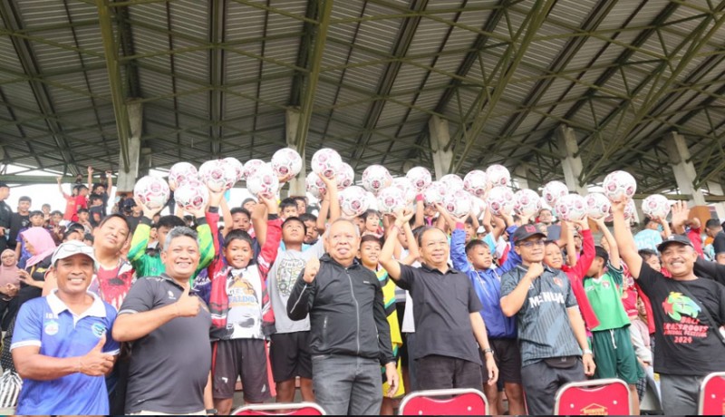 www.nusabali.com-koster-bagikan-bola-dan-bakal-gelar-gubernur-bali-cup