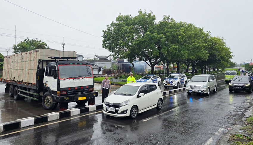 Truk Tronton Melintang, Jalur Bypass Ida Bagus Mantra Macet