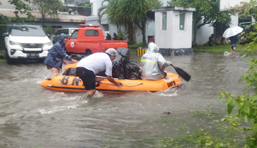 Wisatawan Dievakuasi dengan Rubber Boat