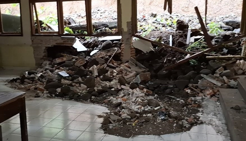 Ruang Kelas SMPN 1 Dawan Jebol Diterjang Longsor