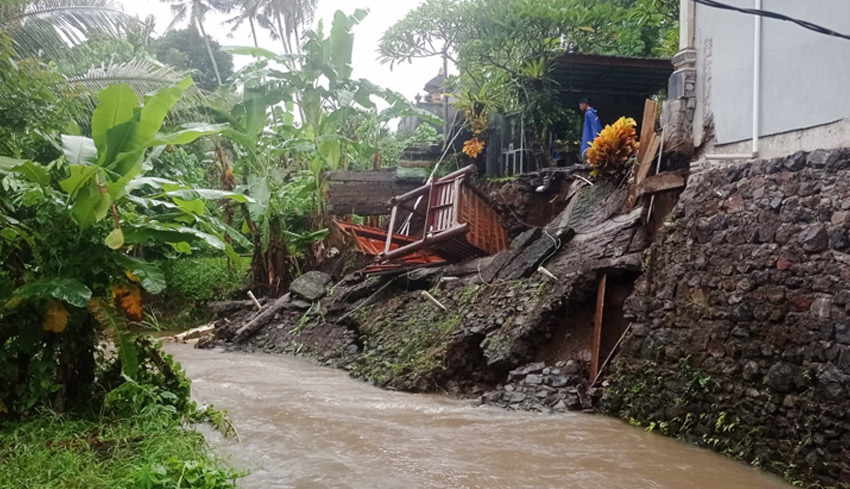 Curah Hujan Tinggi, Gazebo Milik Warga Roboh