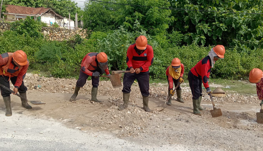 Hujan Lebat, Batu Kapur Penuhi Jalan Lingkar Selatan