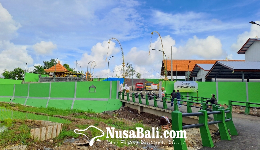 www.nusabali.com-hendak-diplaspas-bangunan-proyek-hibah-bkk-badung-di-mengwi-roboh