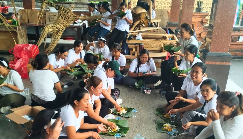 Semarak Hari Ibu Digelar di Banjar Kebonkuri Lukluk Kesiman