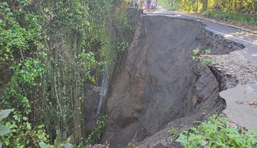 www.nusabali.com-jalan-penghubung-dua-desa-terputus