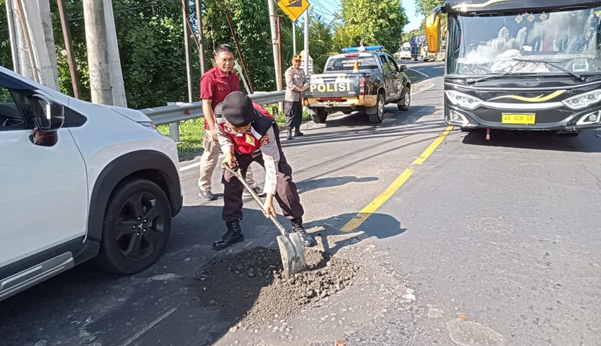 Cegah Lakalantas, Polsek Pekutatan Uruk Jalan Berlubang