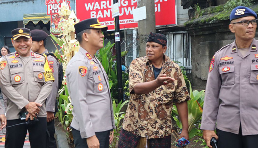 Kapolres Badung Pantau Pengamanan di Gereja