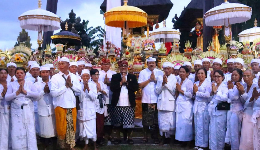 Bupati Sanjaya Hadiri Pujawali di Tegalmengkeb dan Sanggulan