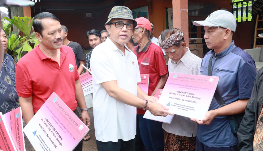 Walikota Jaya Negara Serahkan 11 Unit RLH, Komitmen Penuhi Kebutuhan Rumah untuk Warga