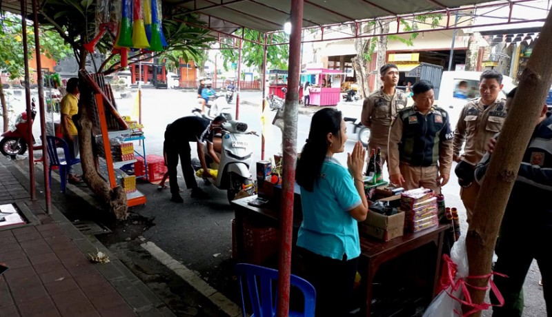 www.nusabali.com-pedagang-kembang-api-disemprit-satpol-pp-gelar-tenda-di-badan-jalan