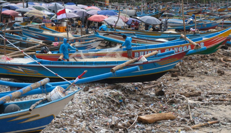 www.nusabali.com-sampah-plastik-selimuti-pantai-kedonganan-ketebalannya-hingga-15-centimeter