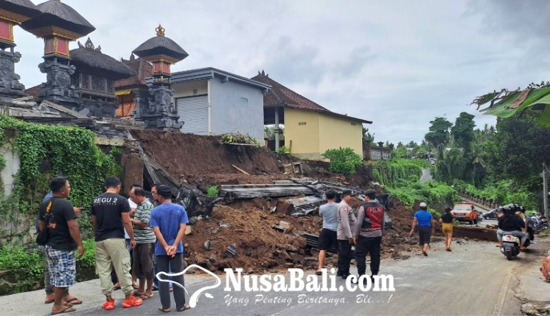 www.nusabali.com-diguyur-hujan-sejak-malam-senderan-panyengker-pura-berusia-10-tahun-di-sibanggede-longsor