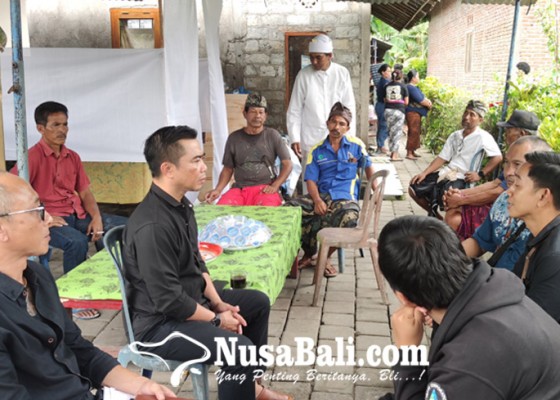 Nusabali.com - jenazah-ni-putu-kariani-pekerja-migran-indonesia-asal-desa-tuwed-jembrana-tiba-di-rumah-duka