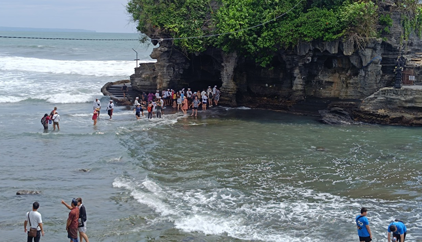 DTW Tanah Lot Jadi Primadona Kunjungan Wisatawan Jelang Tahun Baru 2025