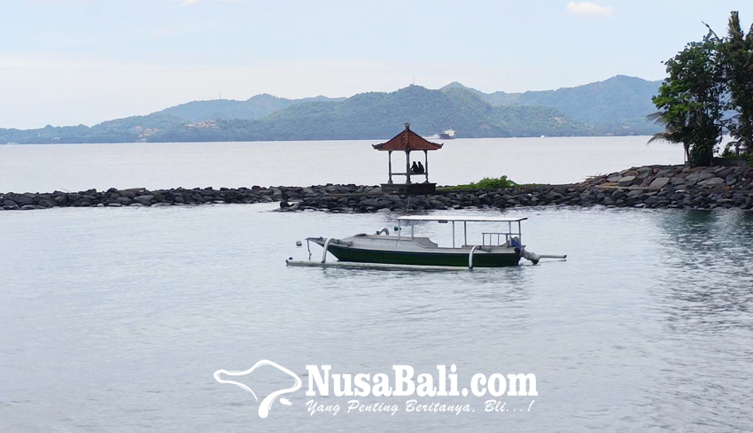 Pantai Candidasa Tercemar Limbah Minyak