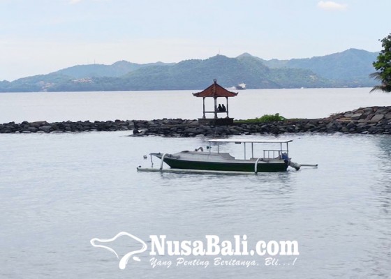 Nusabali.com - pantai-candidasa-tercemar-limbah-minyak