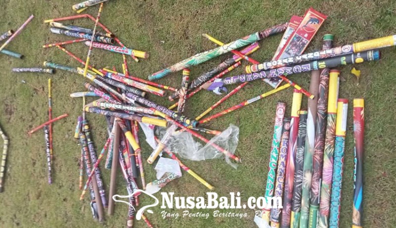 www.nusabali.com-alun-alun-kota-gianyar-dipenuhi-sampah-kembang-api