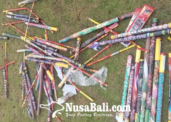 Nusabali.com - alun-alun-kota-gianyar-dipenuhi-sampah-kembang-api