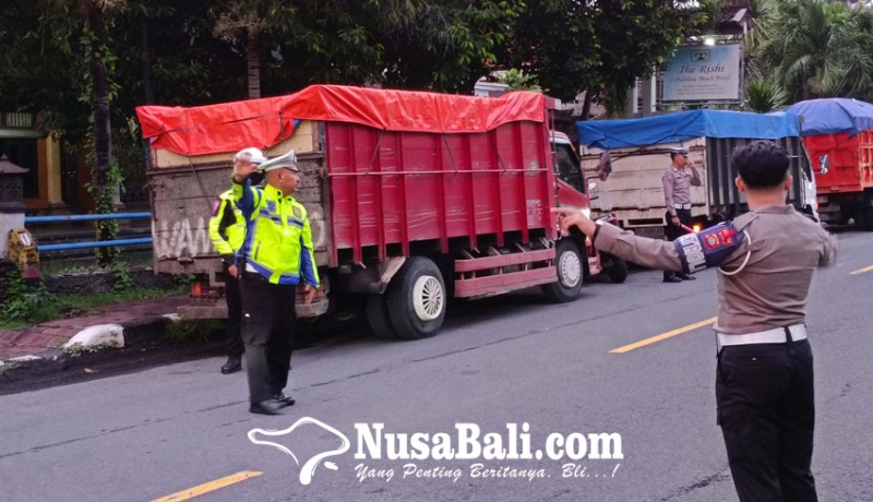 www.nusabali.com-truk-mangkal-di-candidasa-abaikan-teguran