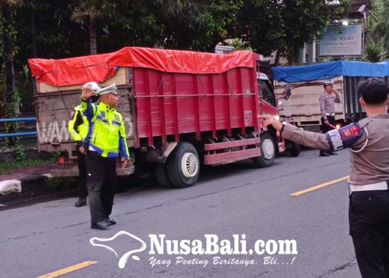 Nusabali.com - truk-mangkal-di-candidasa-abaikan-teguran