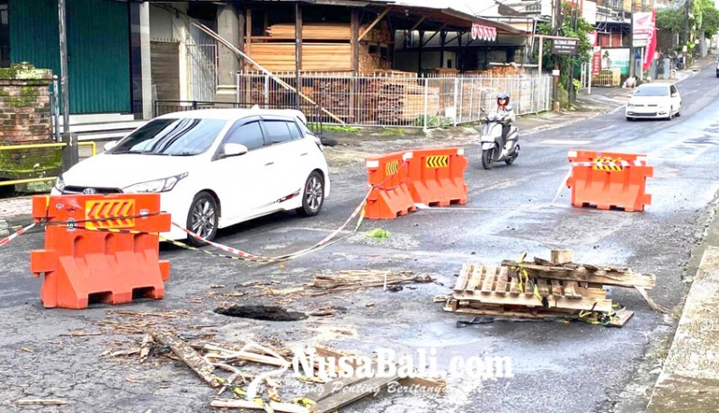 www.nusabali.com-jalan-jebol-di-lukluk-belum-diperbaiki-dinas-pupr-sebut-masih-pesan-box-culvert