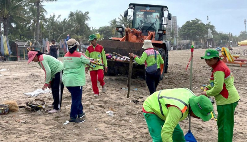 www.nusabali.com-sampah-sisa-malam-tahun-baru-20-ton