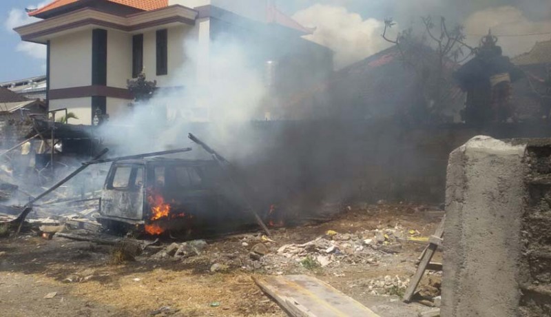 www.nusabali.com-gudang-terbakar-mobil-dan-sanggah-ikut-hangus