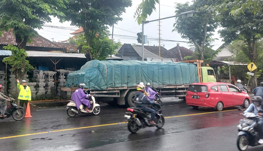 Truk Tronton Mogok, Jalur Denpasar – Gilimanuk Macet Total