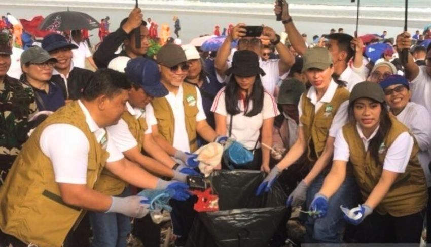 Empat Menteri Terjun di Pantai Kuta, Bersihkan Sampah Kiriman