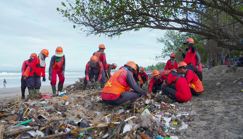 www.nusabali.com-dlhk-pupr-badung-kolaborasi-bersihkan-sampah-kiriman-di-pantai-kuta