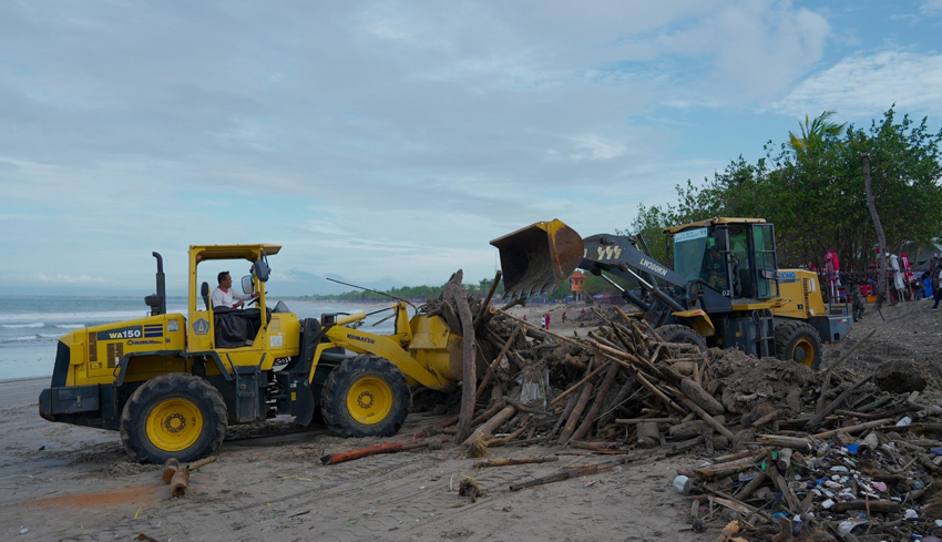 www.nusabali.com-dlhk-pupr-badung-kolaborasi-bersihkan-sampah-kiriman-di-pantai-kuta