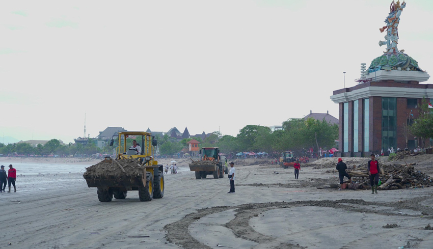 www.nusabali.com-dlhk-pupr-badung-kolaborasi-bersihkan-sampah-kiriman-di-pantai-kuta