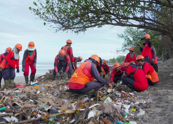 Nusabali.com - dlhk-pupr-badung-kolaborasi-bersihkan-sampah-kiriman-di-pantai-kuta