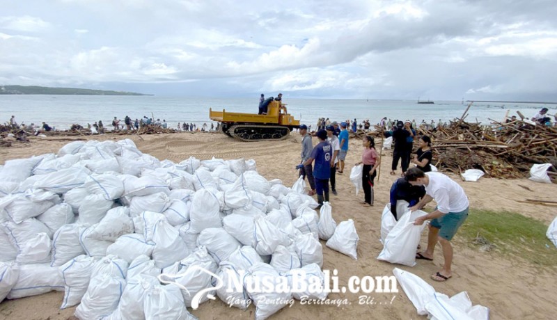 www.nusabali.com-relawan-kumpulkan-puluhan-ton-sampah-plastik-di-pantai-kedonganan