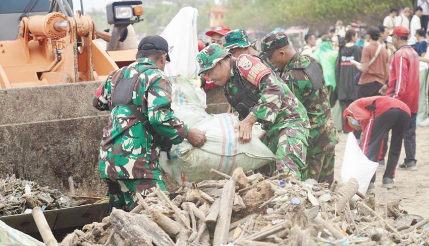 Pangdam Udayana Pimpin Prajurit Bersih Sampah di Pantai Kuta