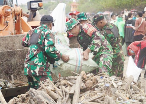 Nusabali.com - pangdam-udayana-pimpin-prajurit-bersih-sampah-di-pantai-kuta